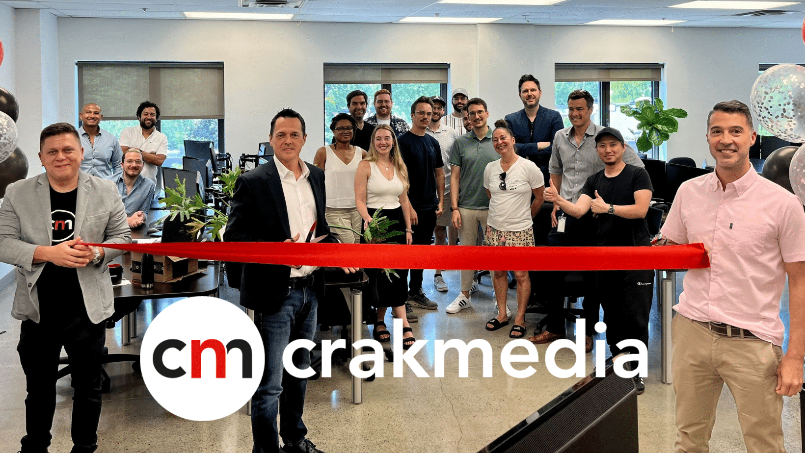 Olivier Bouchard, chef des opération, coupe le ruban lors de l'inauguration des nouveaux bureaux de Crakmedia, à Montréal